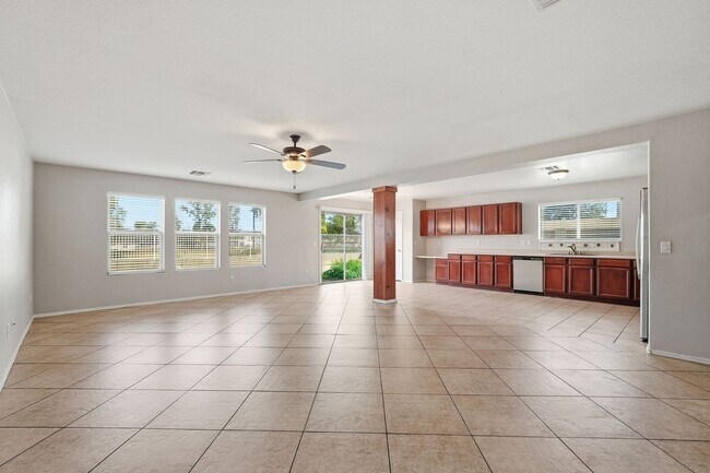 Building Photo - HUGE 6 Bedroom Home - Westgate and Freeways Nearby!