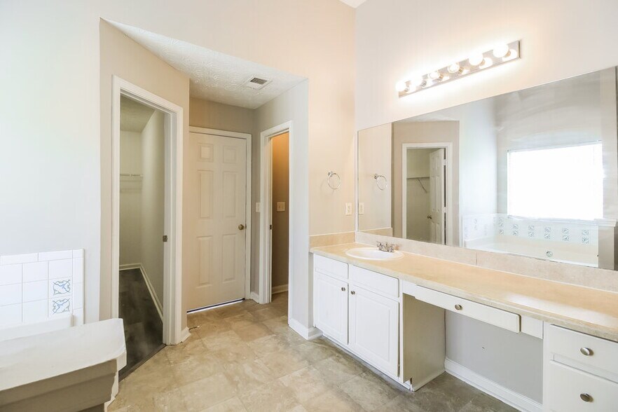 Building Photo - 1110 Ivey Ln
