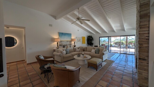 Building Photo - 40480 Vía Entrada