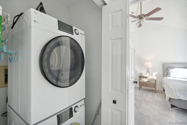 Building Photo - 677 E Lincoln St