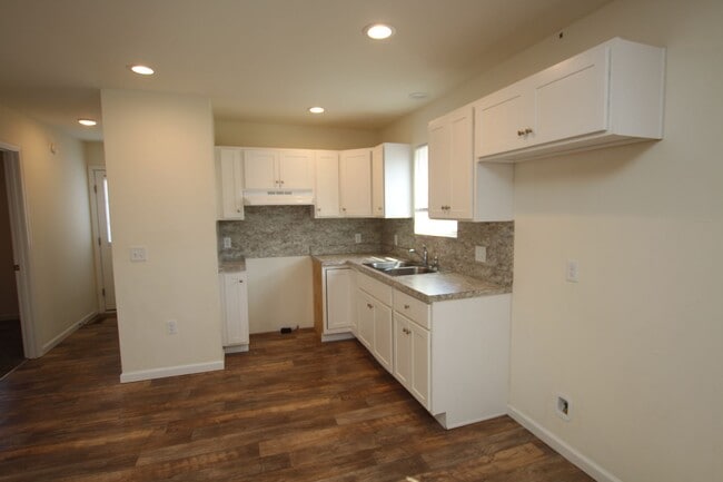 Building Photo - Modern Home for Immediate Occupancy – Avai...