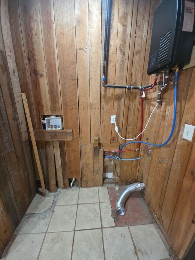 Building Photo - Peaceful 3-Bedroom Country Home with Barn and Large Front Porch in Walling, TN