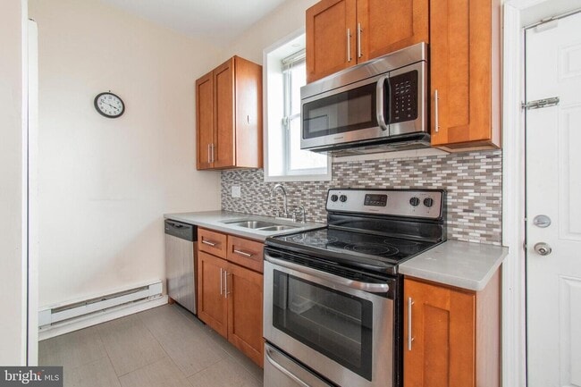 Building Photo - 1613 W Diamond St