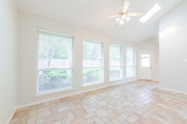Building Photo - 14610 Farrawood Dr