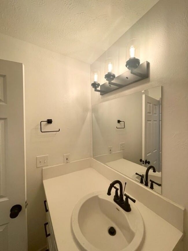 Building Photo - Darling Elk Grove Halfplex!