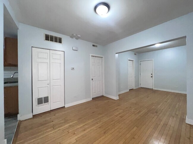 Building Photo - 1119 W 72nd St