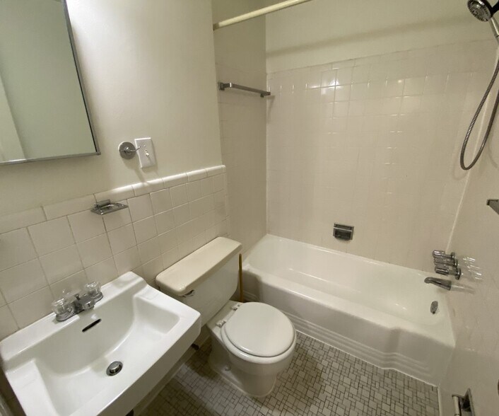 Building Photo - 412 4th St SE