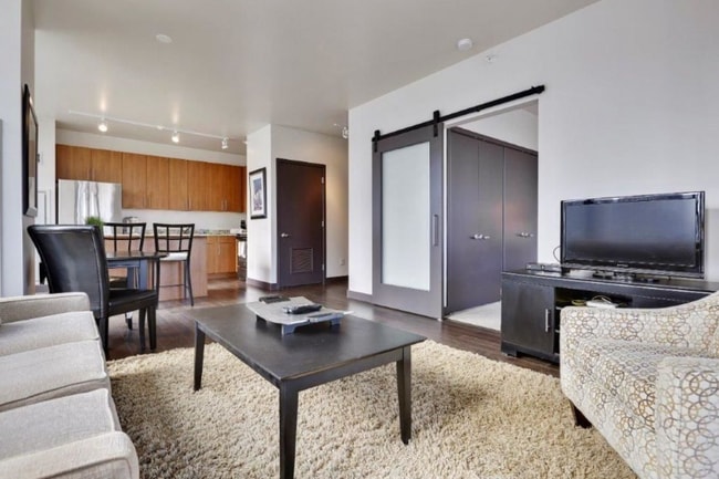 Building Photo - 493 N State St