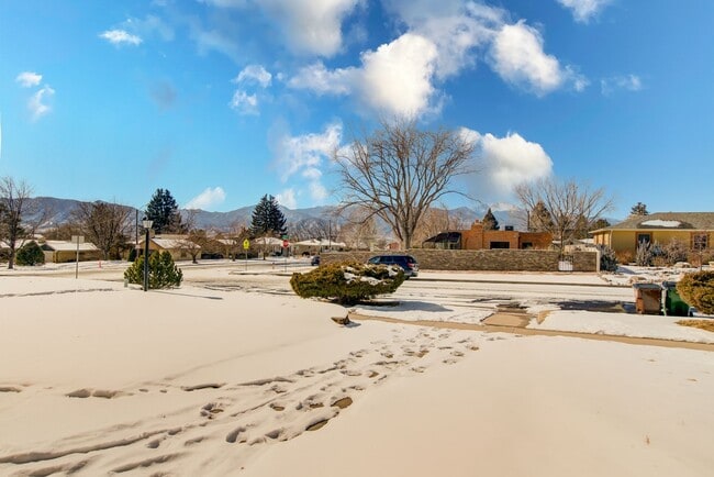 Building Photo - Ranch Style Brick home, charming and convenient!