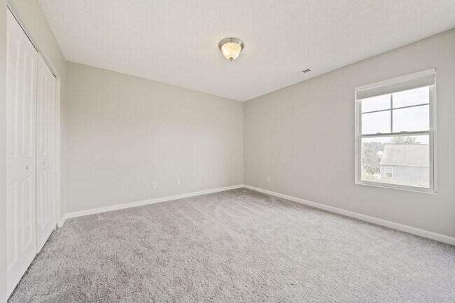 Building Photo - Beautiful 4 bedroom 2.5 bath with Fenced Y...