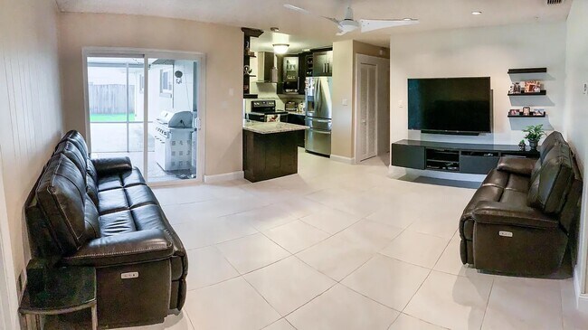 Building Photo - 4310 Cove Dr
