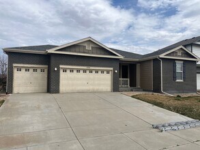 Building Photo - Amazing 3 Bed, 2 Bath, 3 Car Garage Home f...