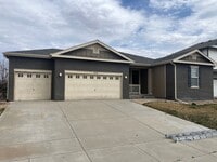 Building Photo - Amazing 3 Bed, 2 Bath, 3 Car Garage Home f...