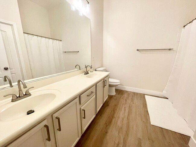 Building Photo - Furnished and newly renovated luxury condo.