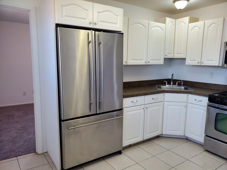 Building Photo - 225 College Dr