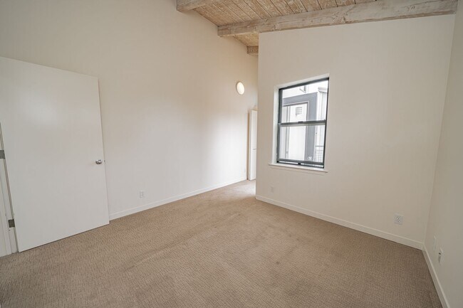 Building Photo - 3930 Shafter Ave
