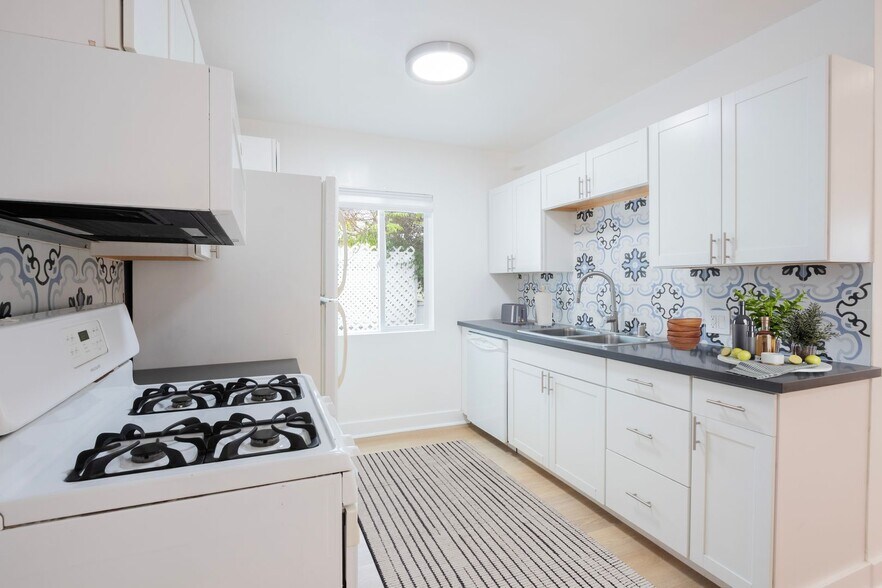 Interior Photo - 937 N Orange Grove Ave