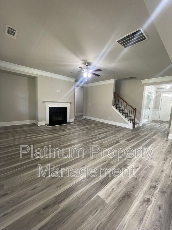 Building Photo - 5180 Mirror Lake Dr