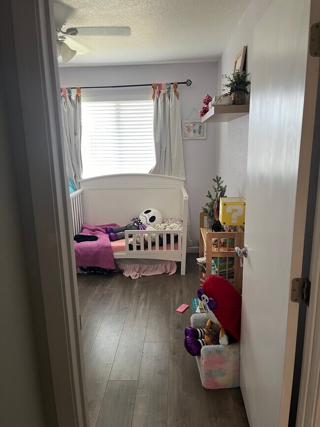 Building Photo - 1506 E Clarendon Ave