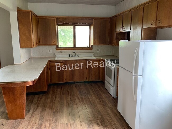 Building Photo - Country Living Four Bedroom!