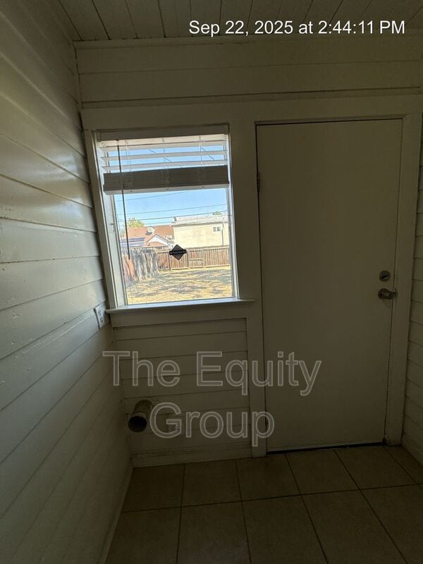 Building Photo - 1006 N Conyer St