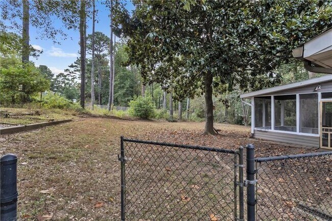 Building Photo - 3040 Clearbrook Dr