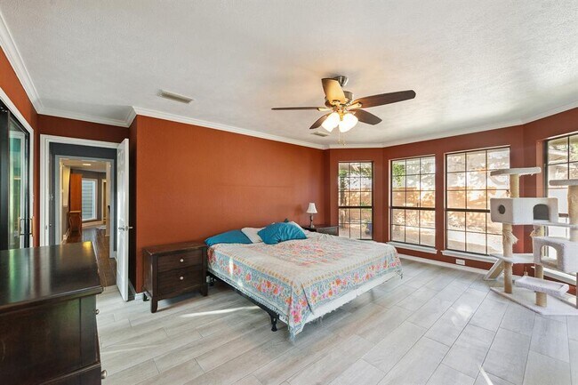 Building Photo - 5704 Sam Houston Cir