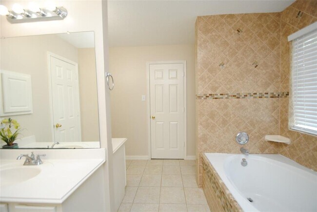 Building Photo - 17110 Fairway Glen Ct
