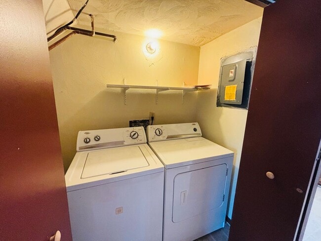 Building Photo - 2 Bedroom, 1.5 Bath Townhouse