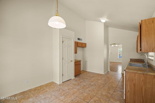 Building Photo - 4089 Tierra Bronce Dr