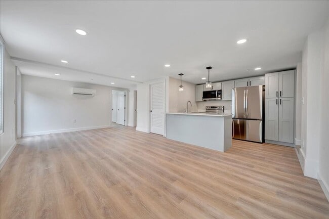 Building Photo - Newly Renovated 1BR & 2BR Apartments in Vinton - Premium Finishes!