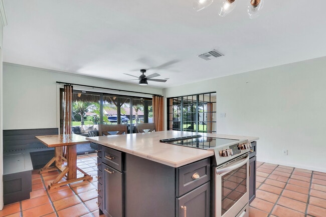 Building Photo - 8336 SE Palm St