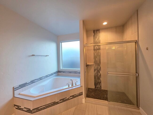 Building Photo - 584 Thebes St