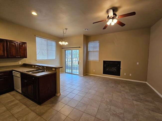 Building Photo - (3) Bed/(2.5) Bath Townhouse in Core Norman! Avail NOW!