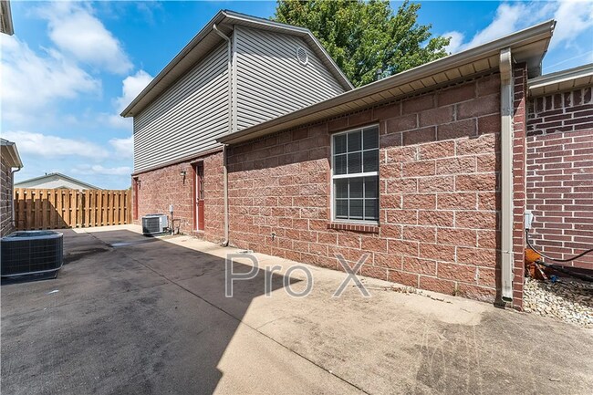 Building Photo - 3501 SW Landau Ct