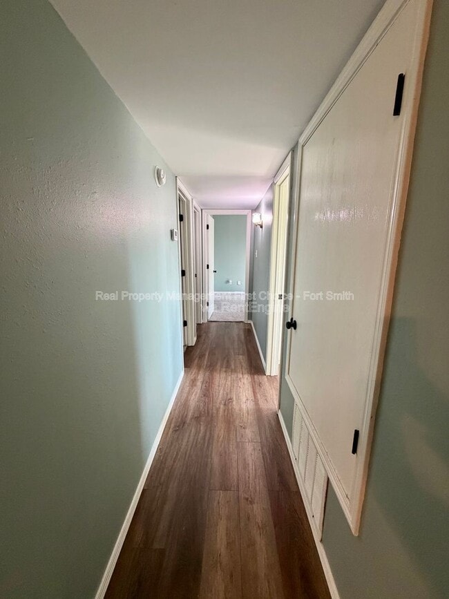 Building Photo - 904 Hillside Dr