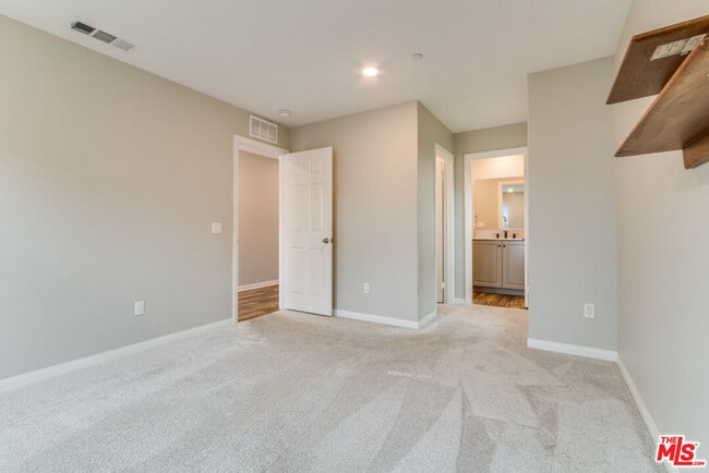 Building Photo - 713 Daniel Freeman Cir