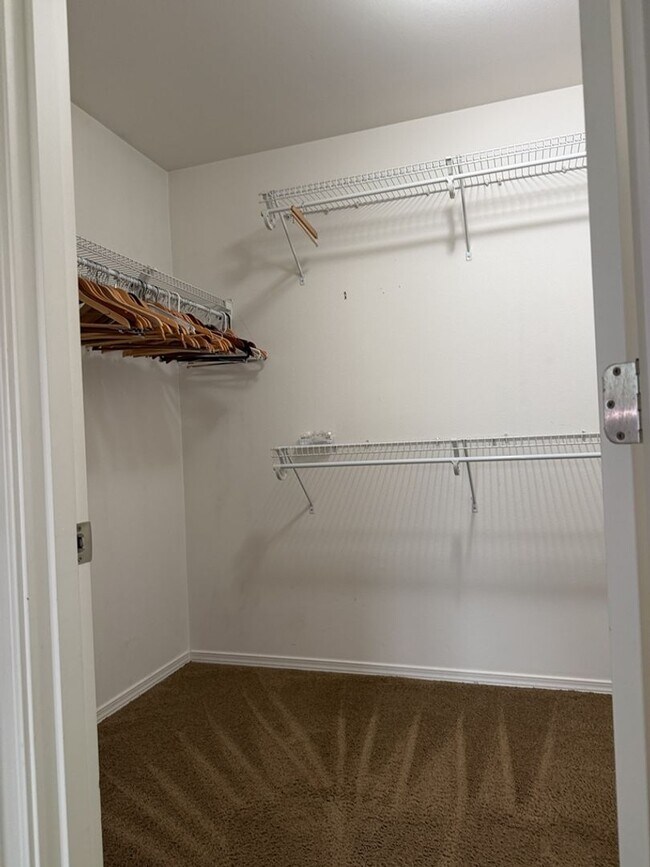 Building Photo - Spacious 3 Bed/2.5 Bath Federal Way Home.