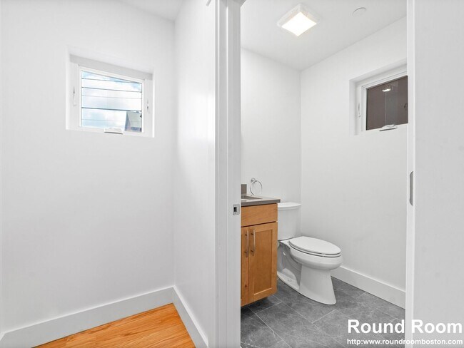 Building Photo - Renovated 3 bed 2.5 bath in Cambridge