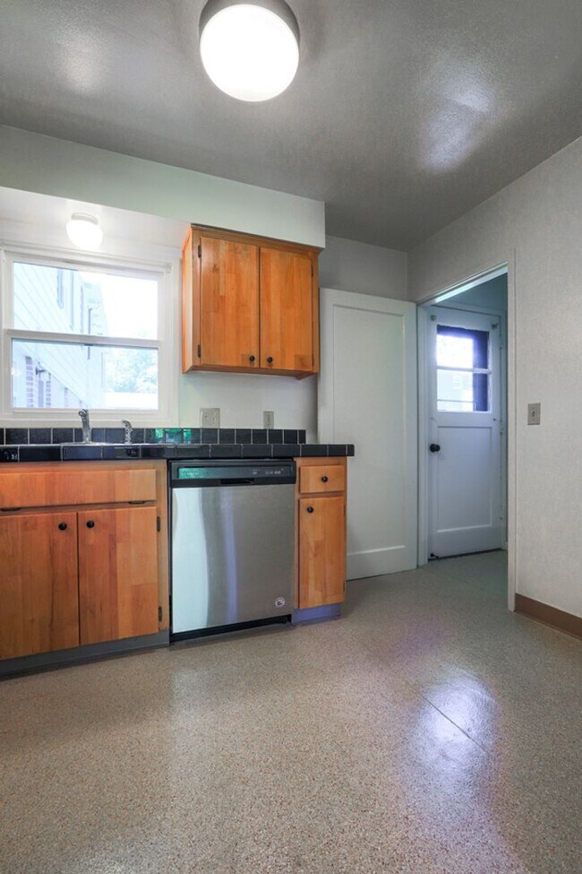 Building Photo - Classic Mid-Century 1-Bedroom Townhouse!