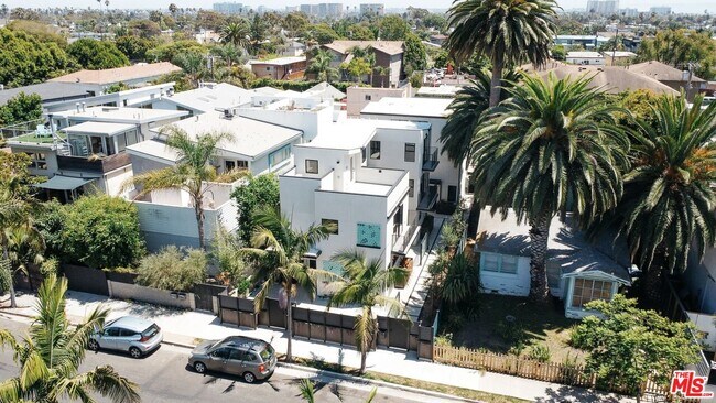 Building Photo - 538 Vernon Ave