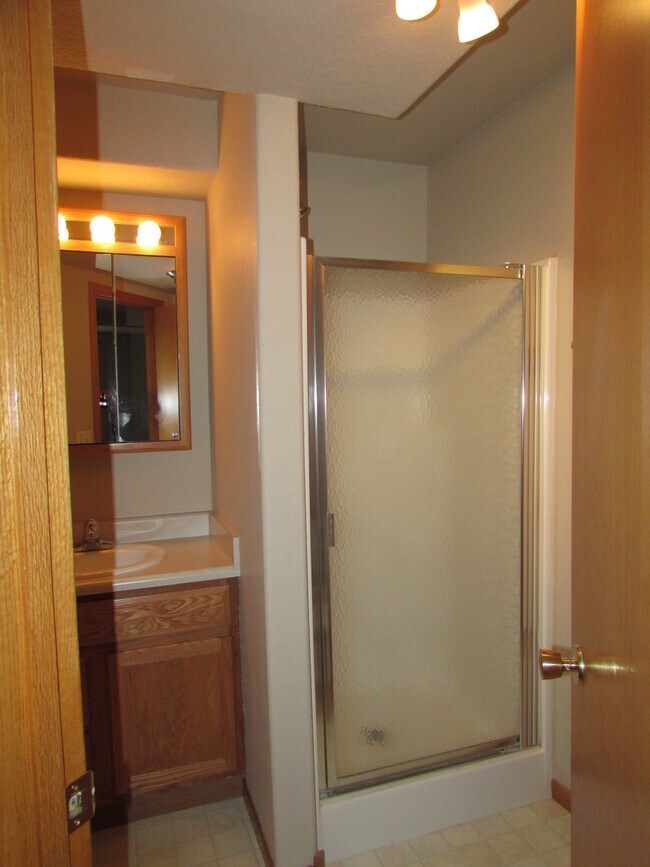 Building Photo - 4 BEDROOM | 3 BATH | FENCED YARD | DOUBLE CAR GARAGE | SUMMERSET