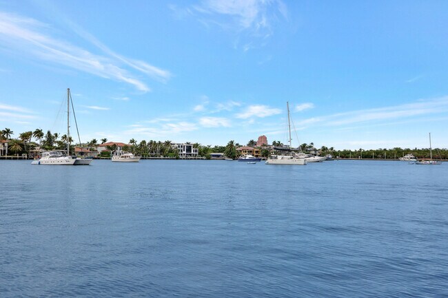 Building Photo - 2727 Yacht Club Blvd