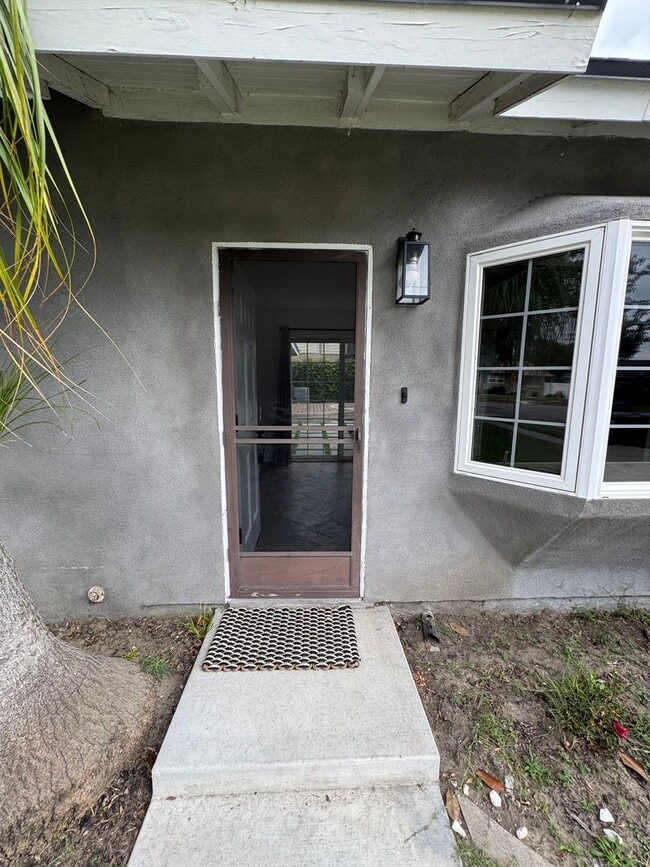 Building Photo - Beautiful 3 bedroom 2 bath Pool Home...  this one is a SHOW STOPPER