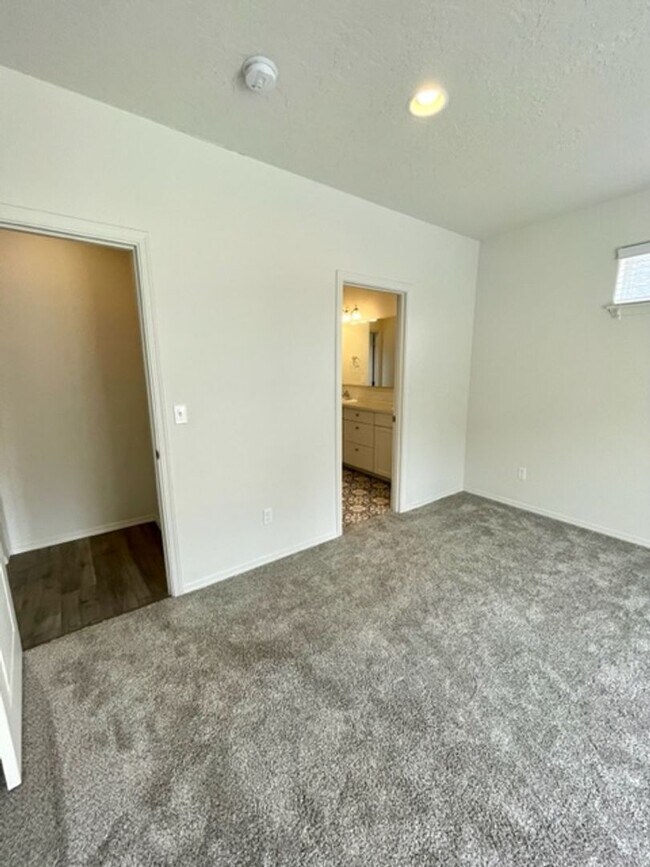 Building Photo - Beautiful like new 3 bedroom Hayden home in Prineville!