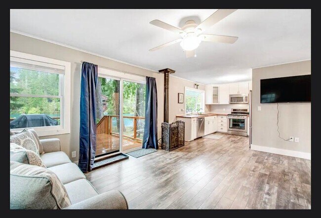 Living room (open floor plan) - 13713 Wye Lake Blvd SW
