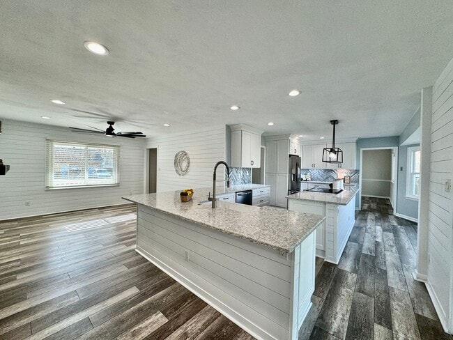 Building Photo - READY NOW!! Updated 5-Bedroom Home w/Fenced Backyard, Attached Garage  & Sunroom - Pet Friendly!