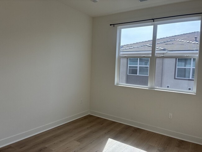 Building Photo - Modern 3-story townhouse in Ontario