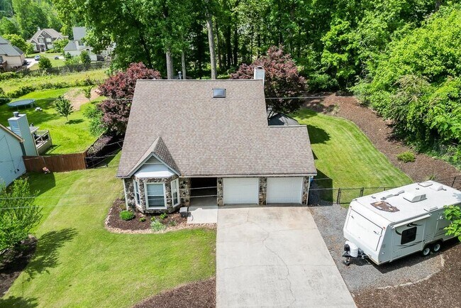 Building Photo - 1813 Rambling Woods Dr NW