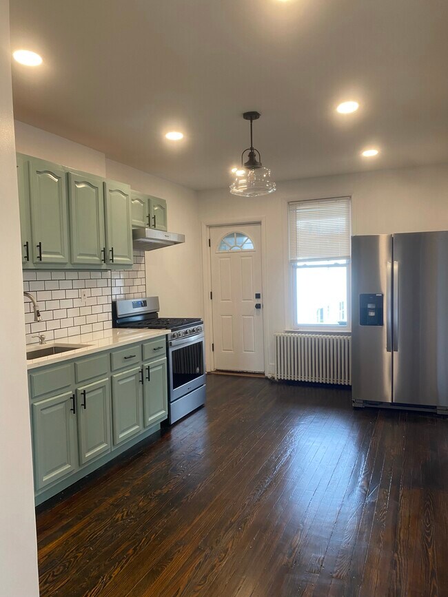 Building Photo - 481 Clove Rd